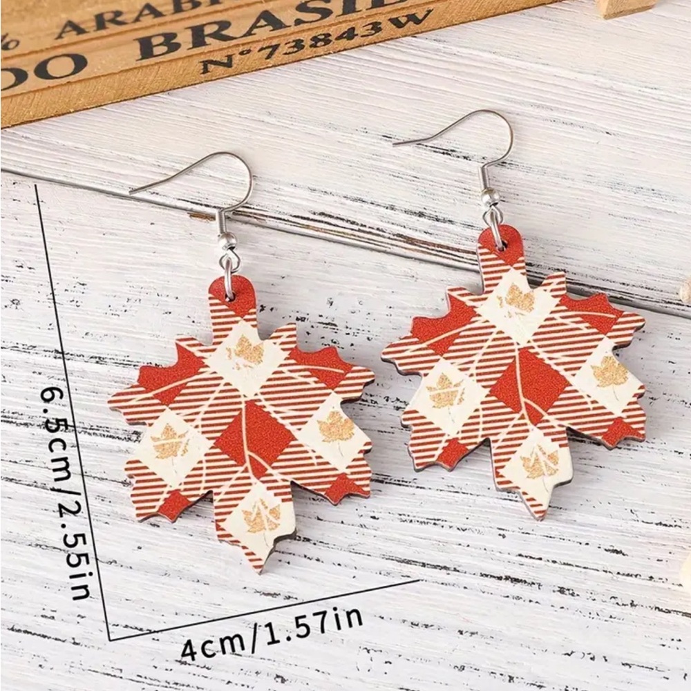 Maple Leaf Patterned Earrings - Picture 2 of 2